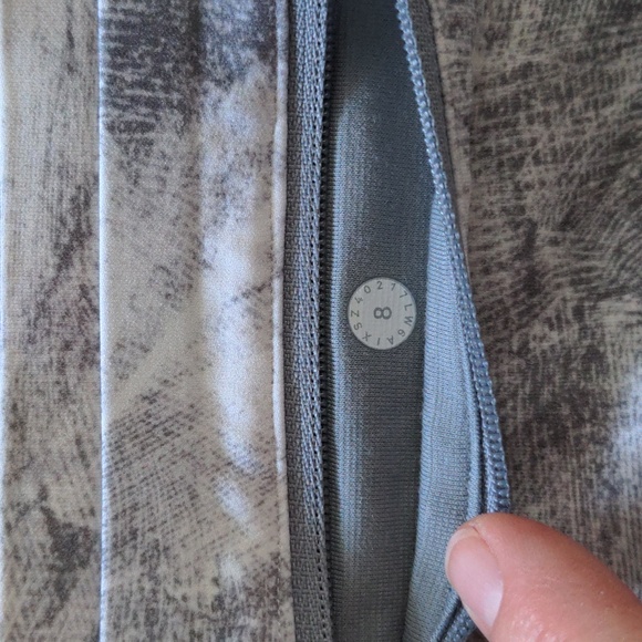 Lululemon Pace Perfect Crop 17" in Breeze by White Light Cast Size 8 - Picture 7 of 7